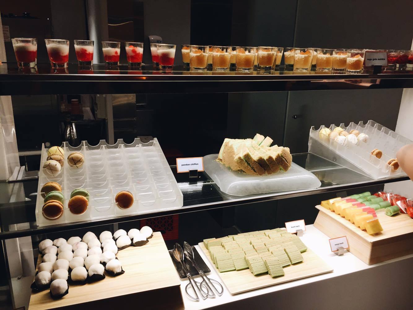 Line Shangri-La Singapore Buffet - Desserts Macarons and local desserts