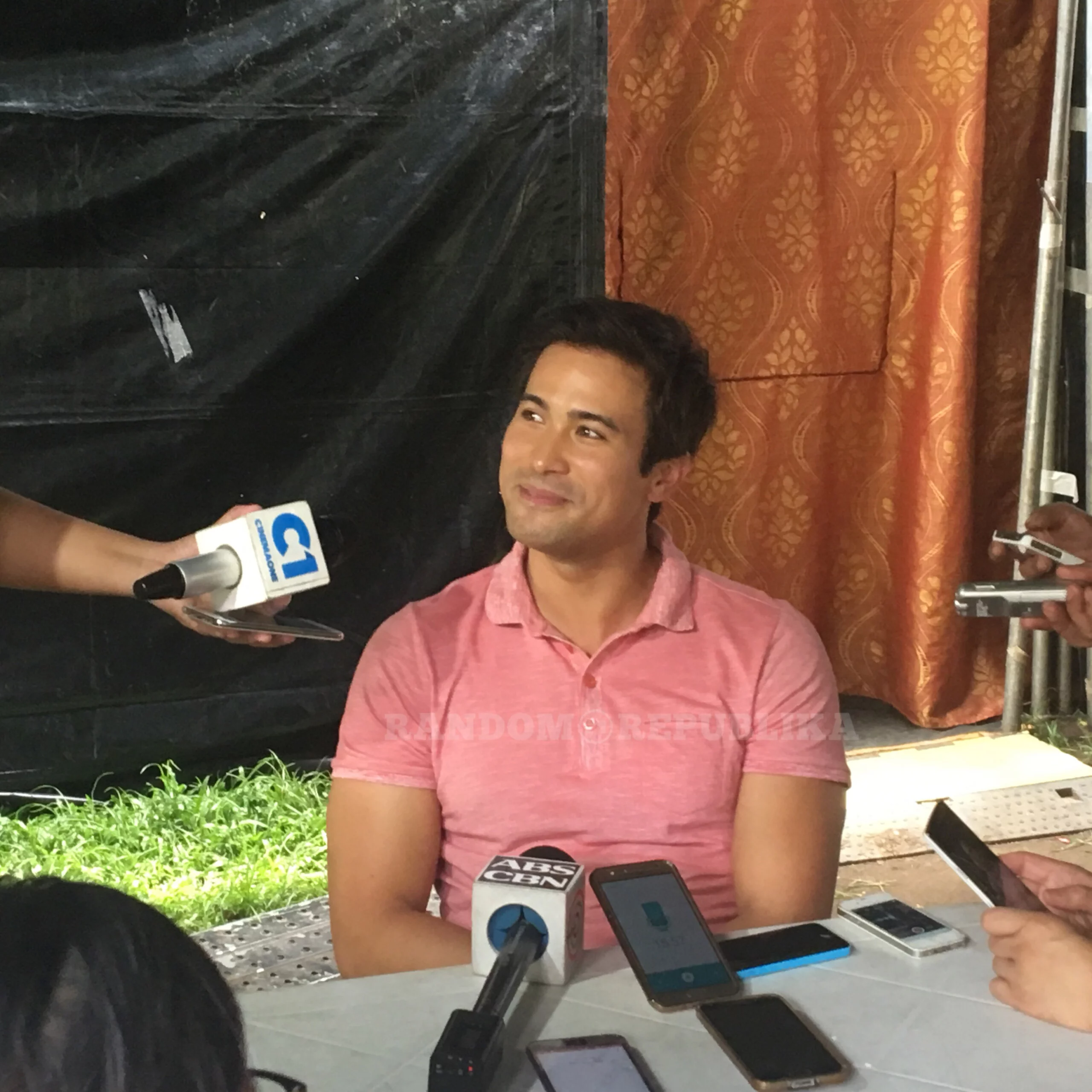 Sam Milby Julia Montes Boyfriend Coco Martin Relationship Status Doble Kara Sara Kara Set Visit