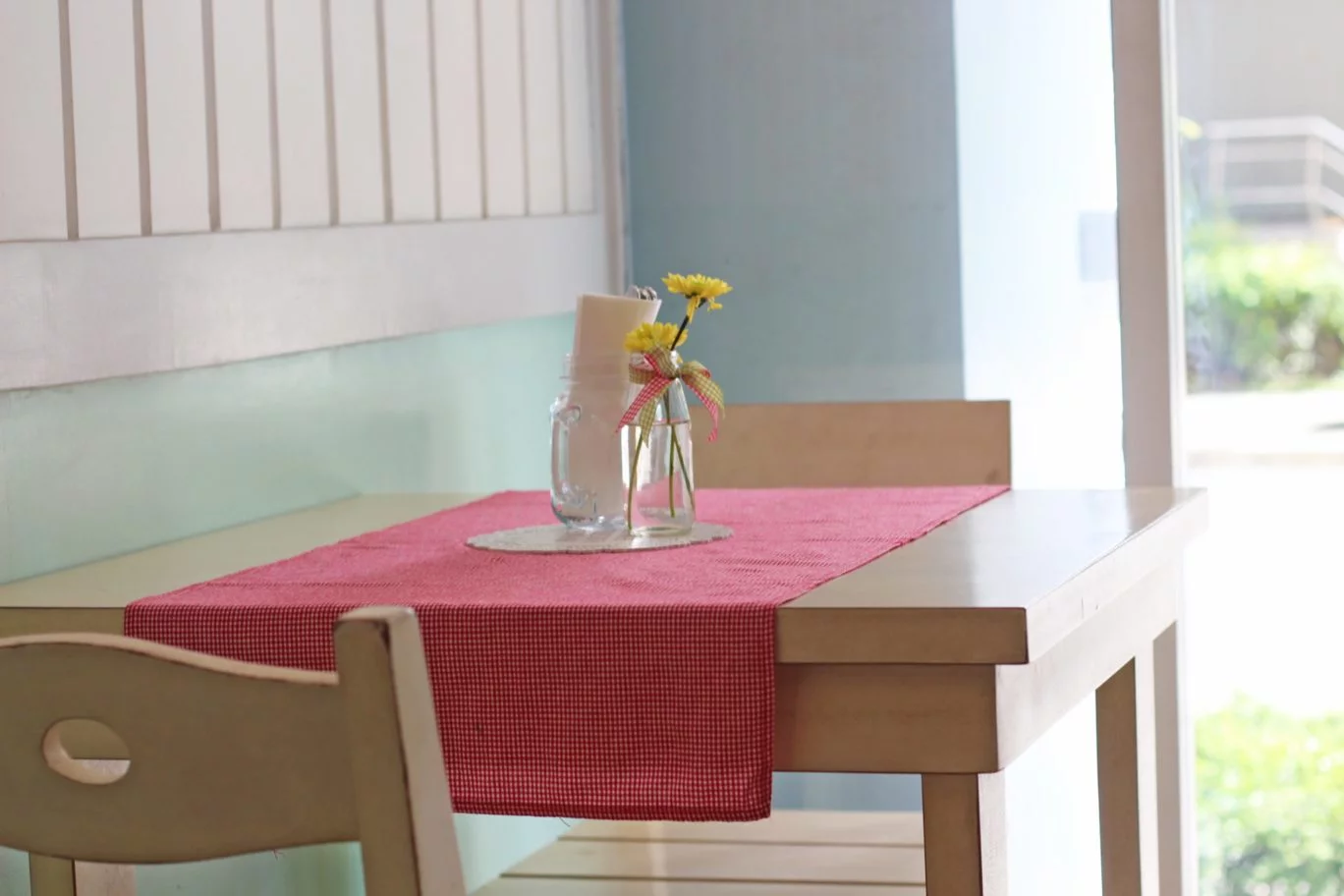 Stacy's at BGC tables and chairs