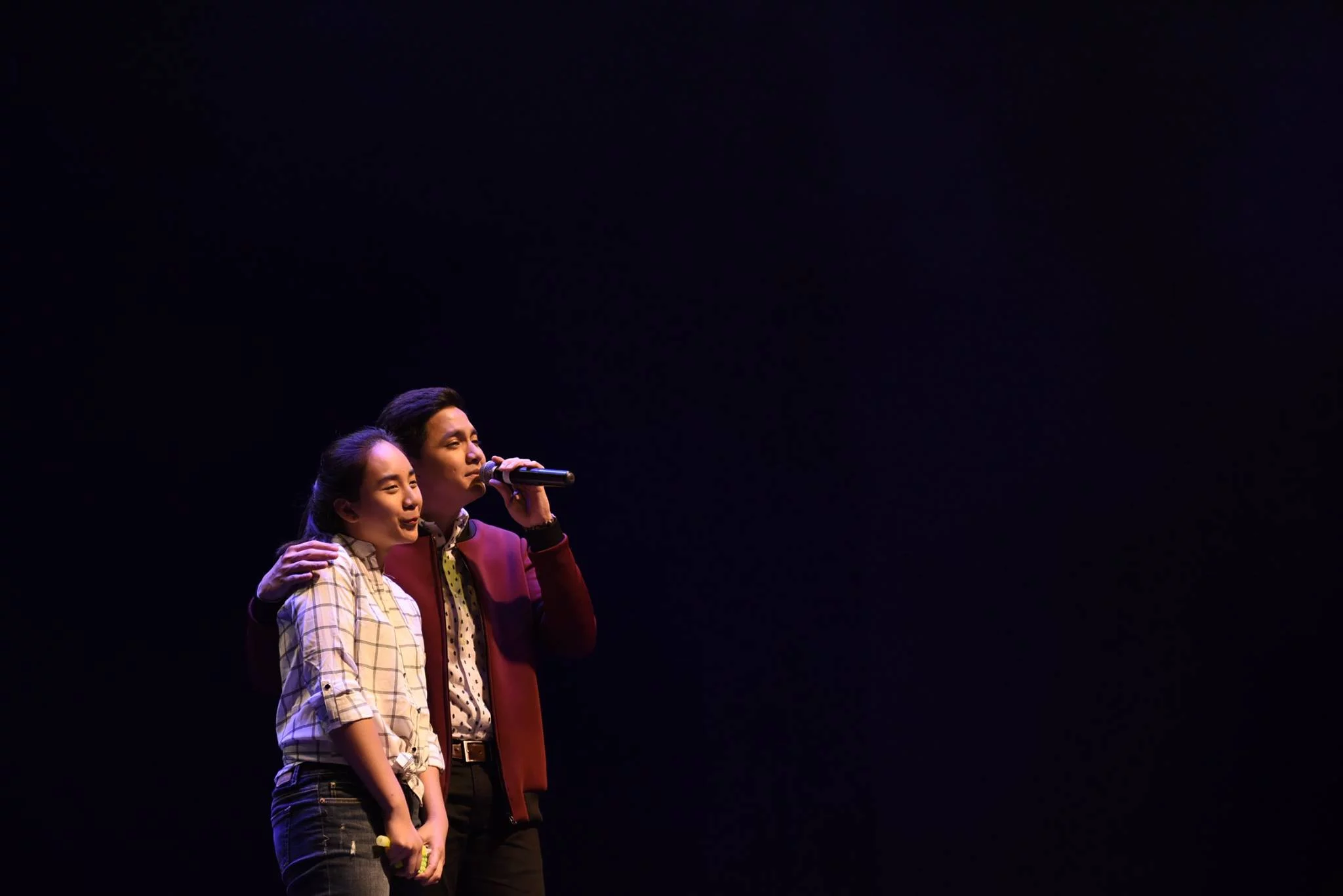 alden richards with a fan on stage serenade concert in singapore