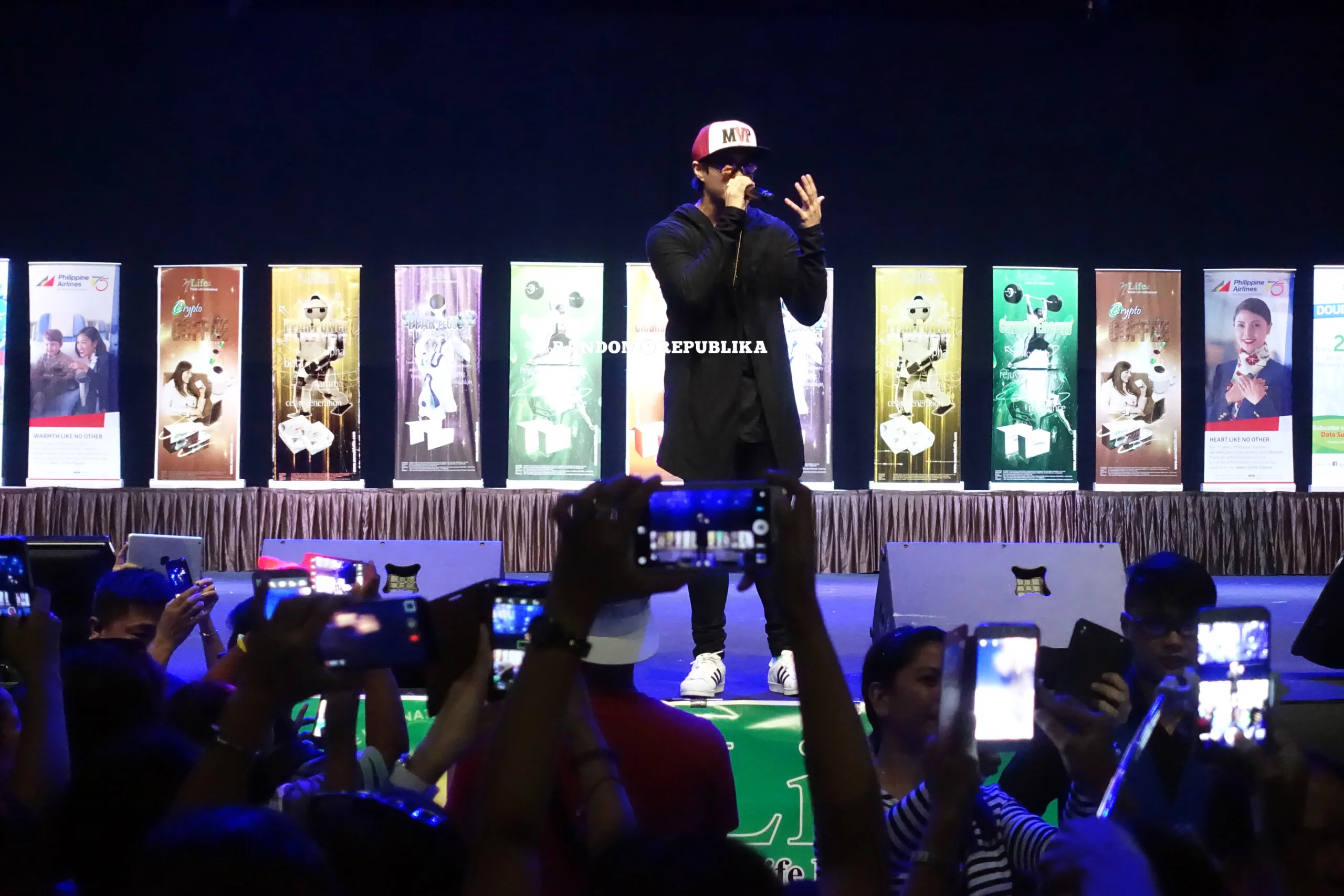 enrique gil in black sings lizquen live in singapore concert