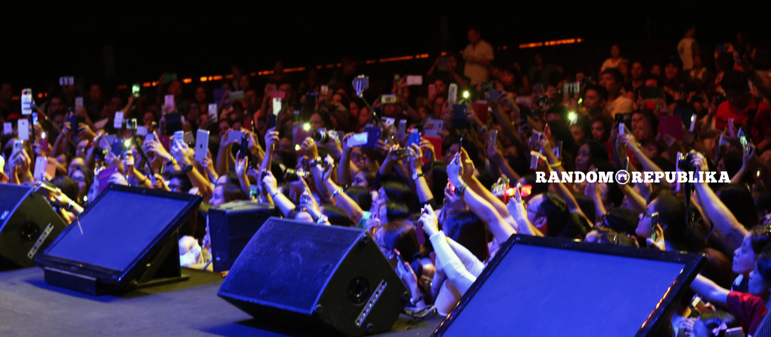 fans at LizQuen LIVE in Singapore 2016