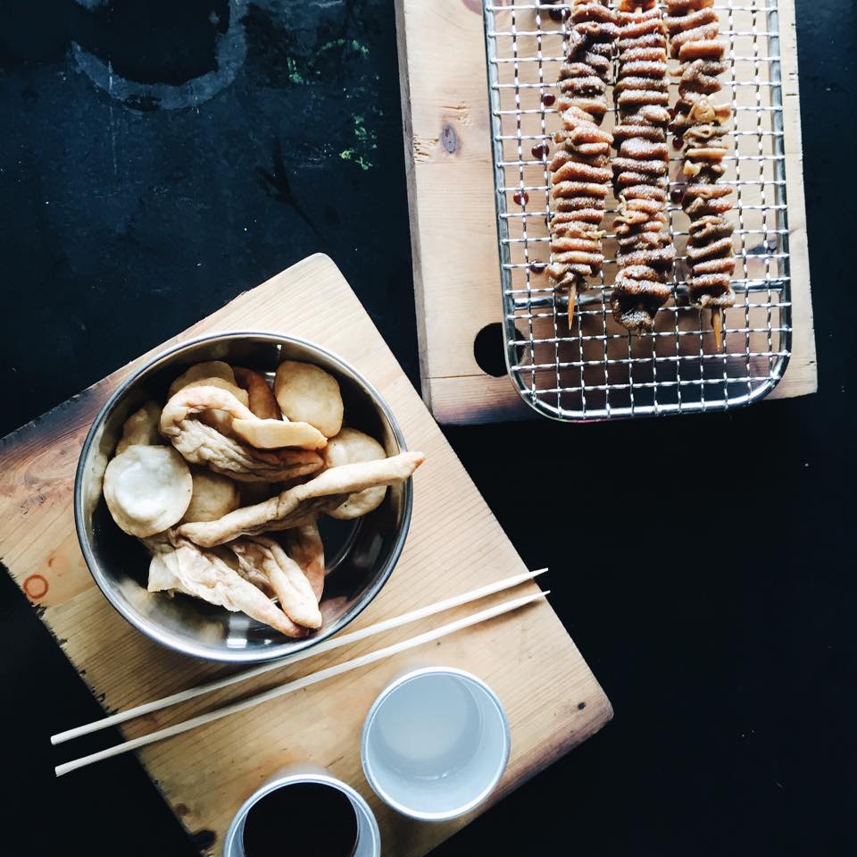 fried isaw, fish balls and kikiam at iskinita street foodz kapitolyo pasig best restaurant