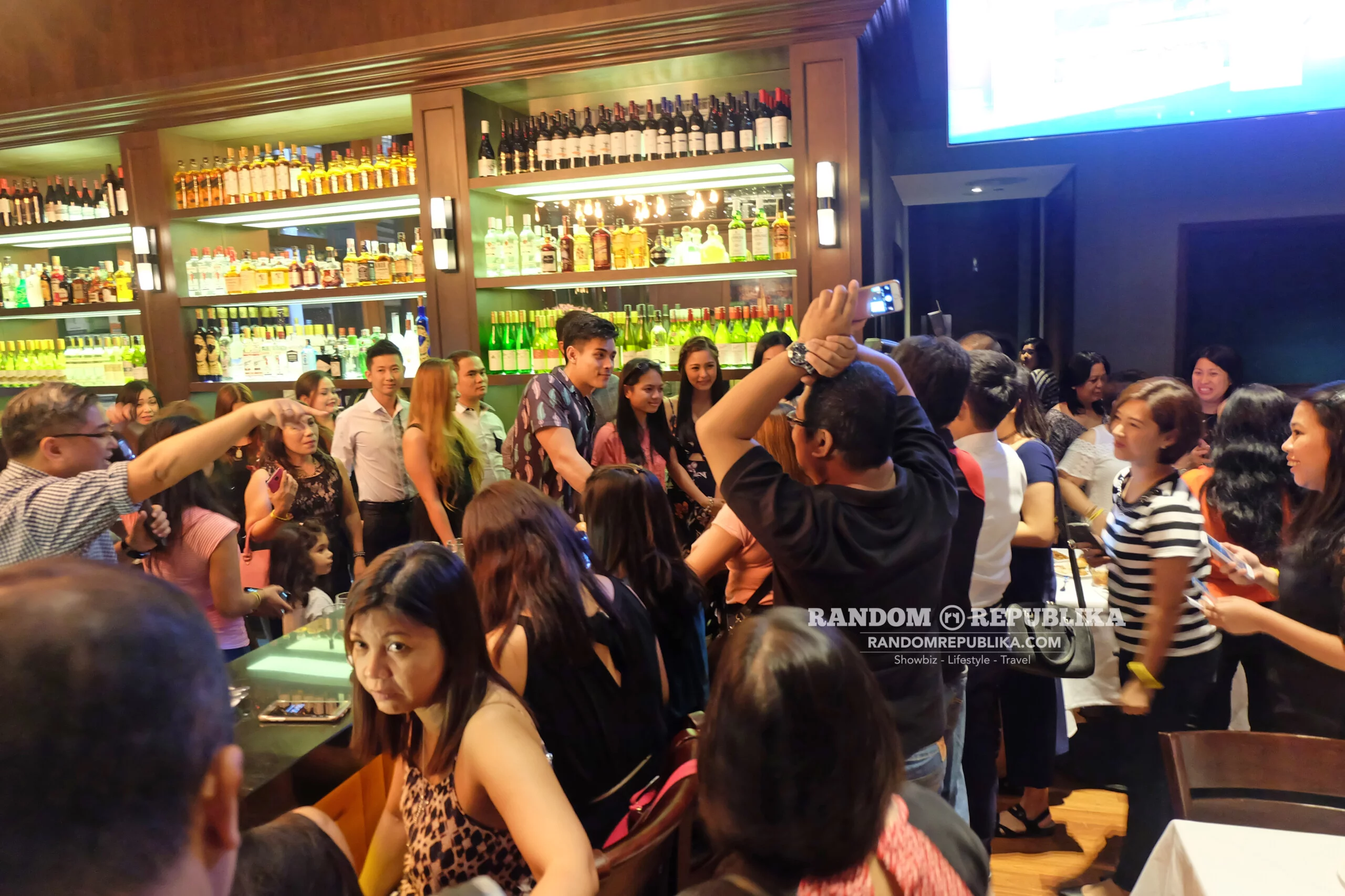 kimxi kim chiu and xian lim welcome dinner in singapore funtasy concert at suntec fans