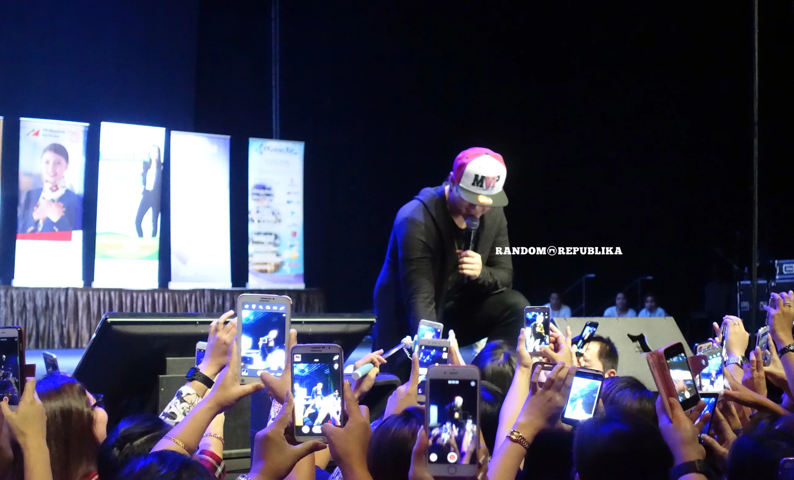 lizquen live in singapore enrique shakes hands of fans