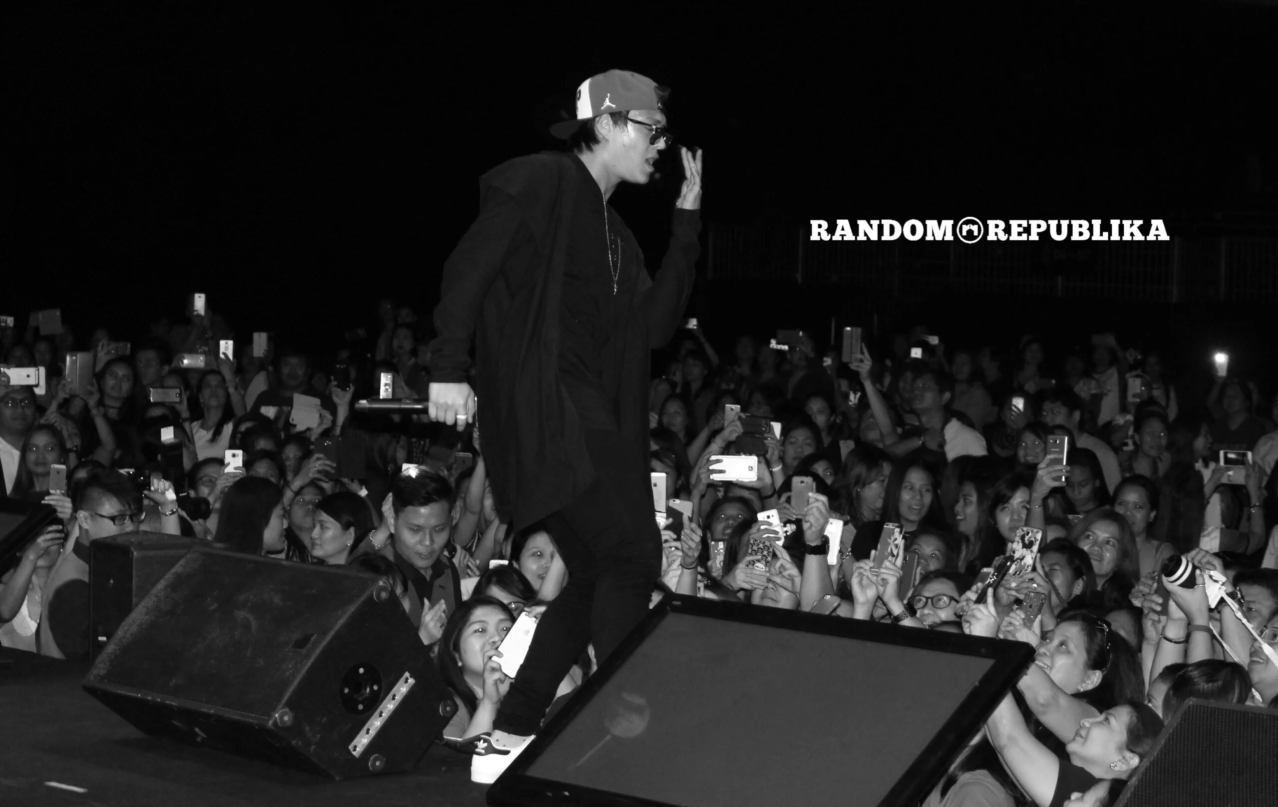 quen singing liza soberano and enrique gil at LizQuen LIVE in Singapore 2016