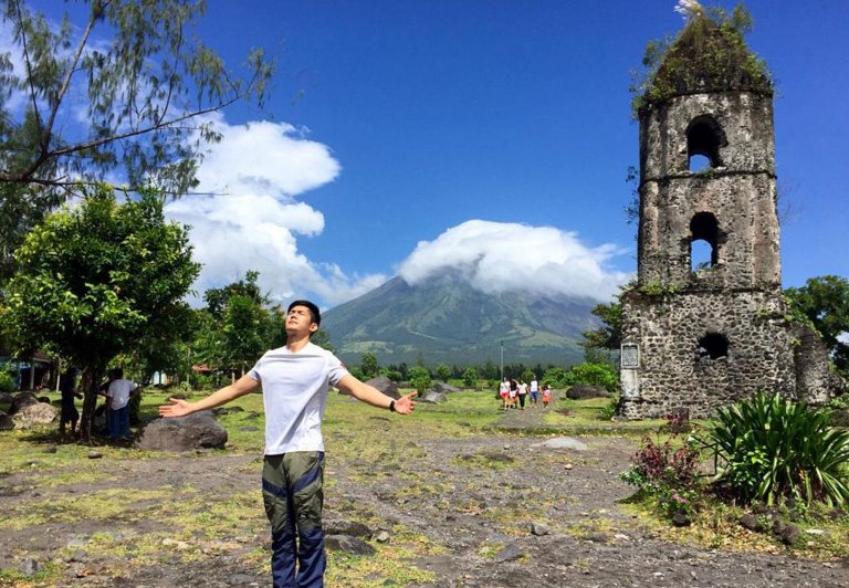 robi domingo travel host