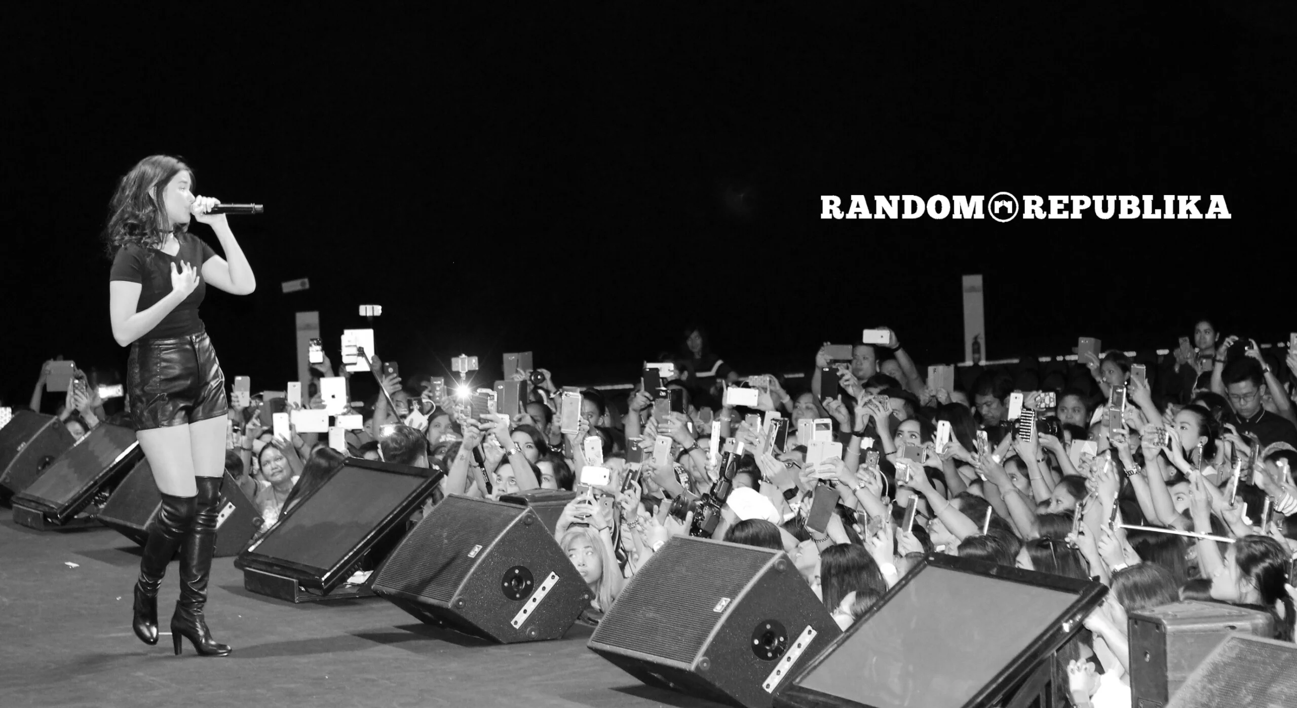 singing liza soberano and enrique gil at LizQuen LIVE in Singapore 2016